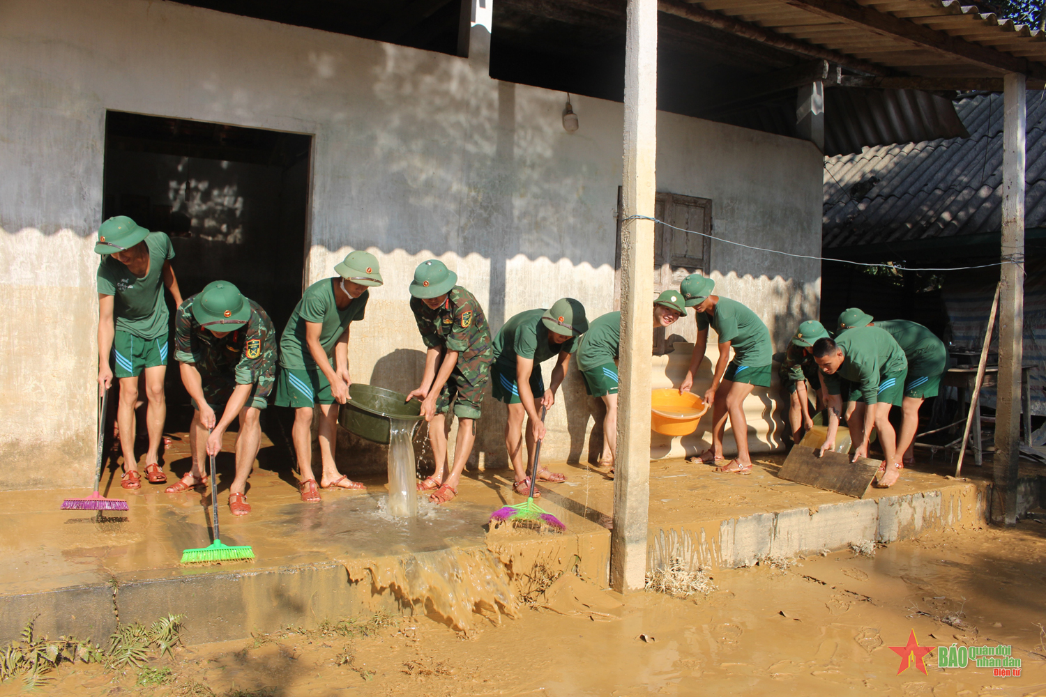 Lũ rút, bộ đội vào cuộc chiến mới

